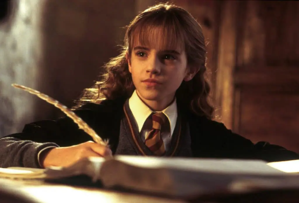 Harry Potter und die Kammer des Schreckens | TVGURU.cz Emma Watson jako Hermiona držící brk na psaní