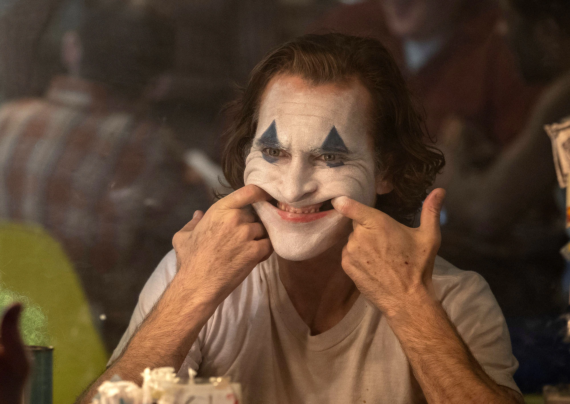 Хоакин феникс джокер. Приколы в гифках с надписями. Я пытался улыбнуться. Я пытался улыбнуться. Улыбка до ушей.