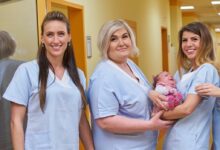Porodní asistentky Michaela, Gábina a Eva z první série reality show Malé lásky