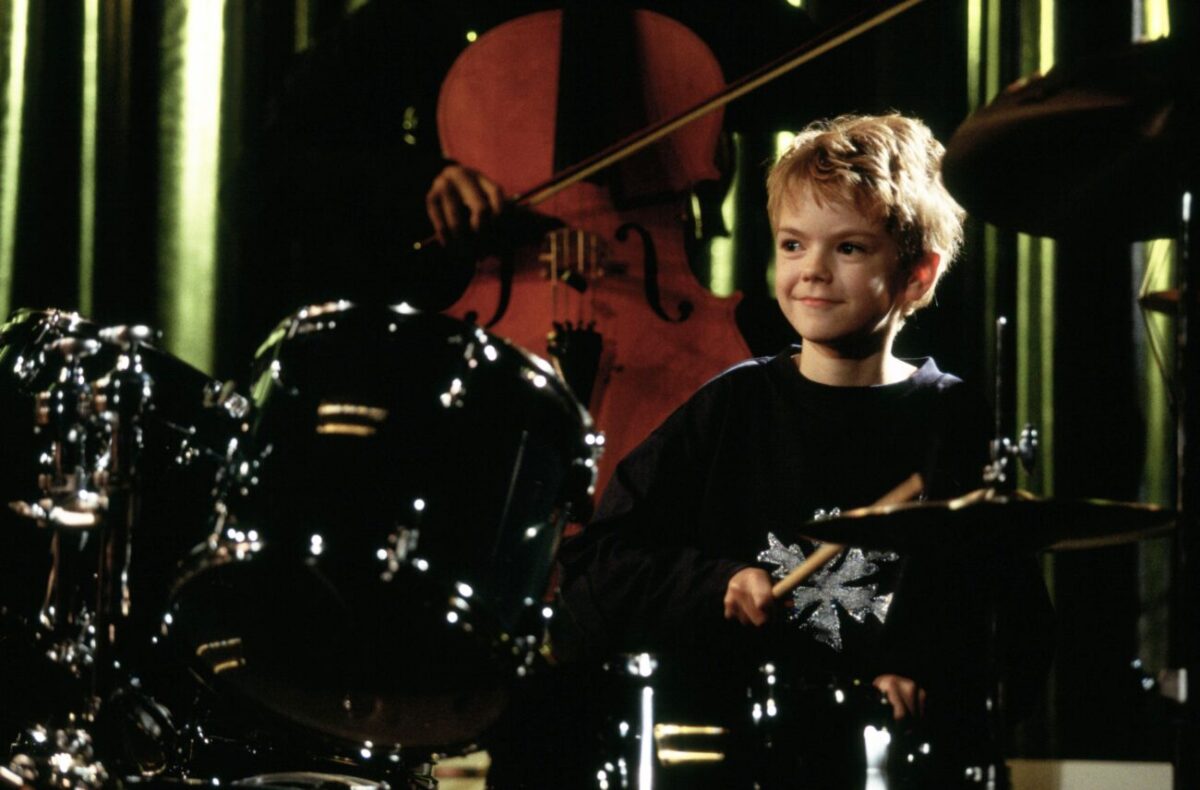 Thomas Brodie-Sangster ve filmu Láska nebeská (2003)