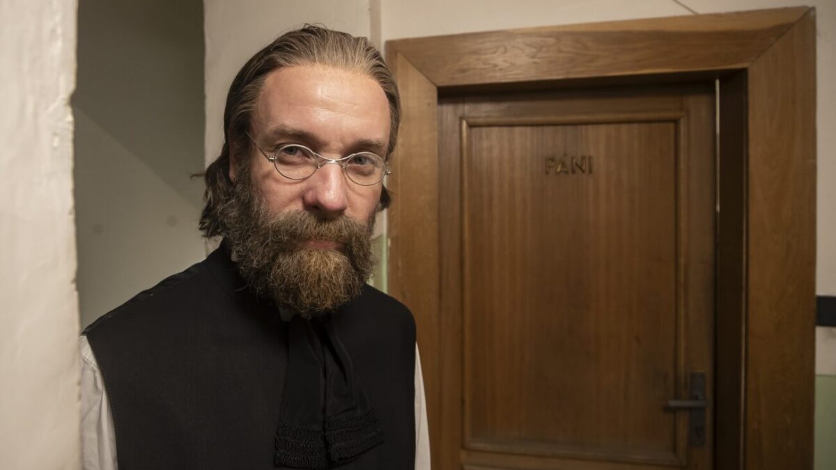 Václav Neužil během natáčení filmu Smetana z produkce ČT