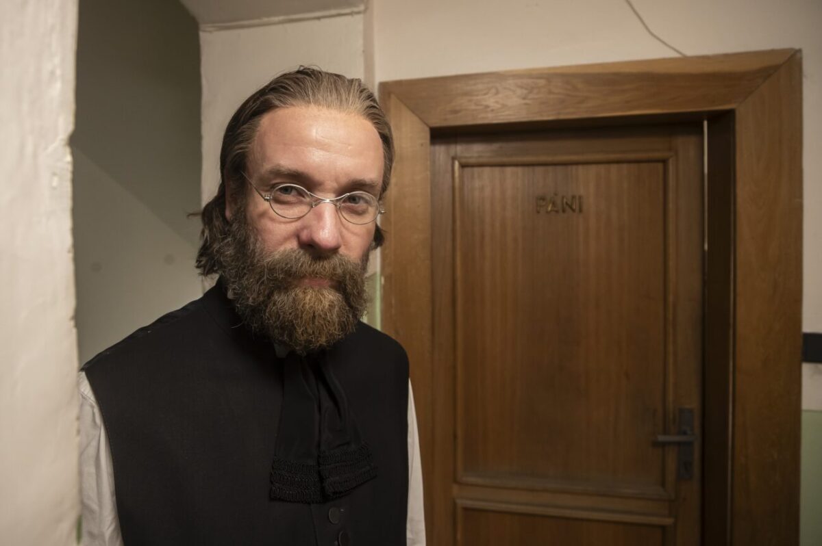 Václav Neužil během natáčení filmu Smetana z produkce ČT