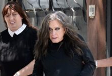 Ozzy Osbourne na vycházce pod dohledem své ošetřovatelky