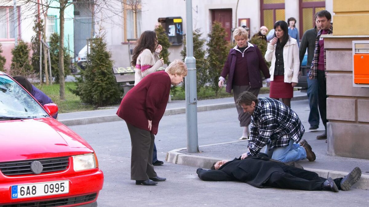 Eva srazila Petra Boháče, svého manžela. Ulice