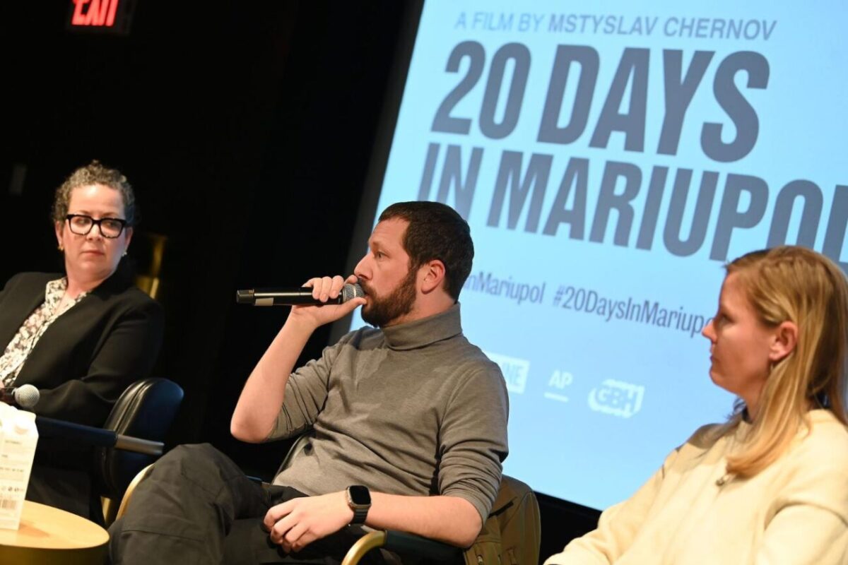 Miriam Elder, Mstyslav Chernov a Michelle Mizner na projekci filmu 20 dní v Mariupolu v New Yorku