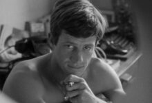 Jean-Paul Belmondo v roce 1960. FOTO: Collection Christophel © Productions Georges de Beauregard/Profimedia