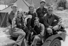 Alan Alda a Wayne Rogers zářili v prvních 3 sériích - pak ze seriálu M*A*S*H Rogers natruc odešel.