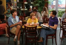 Charlie Sheen, Angus T. Jones a Jon Cryer v seriálu Dva a půl chlapa