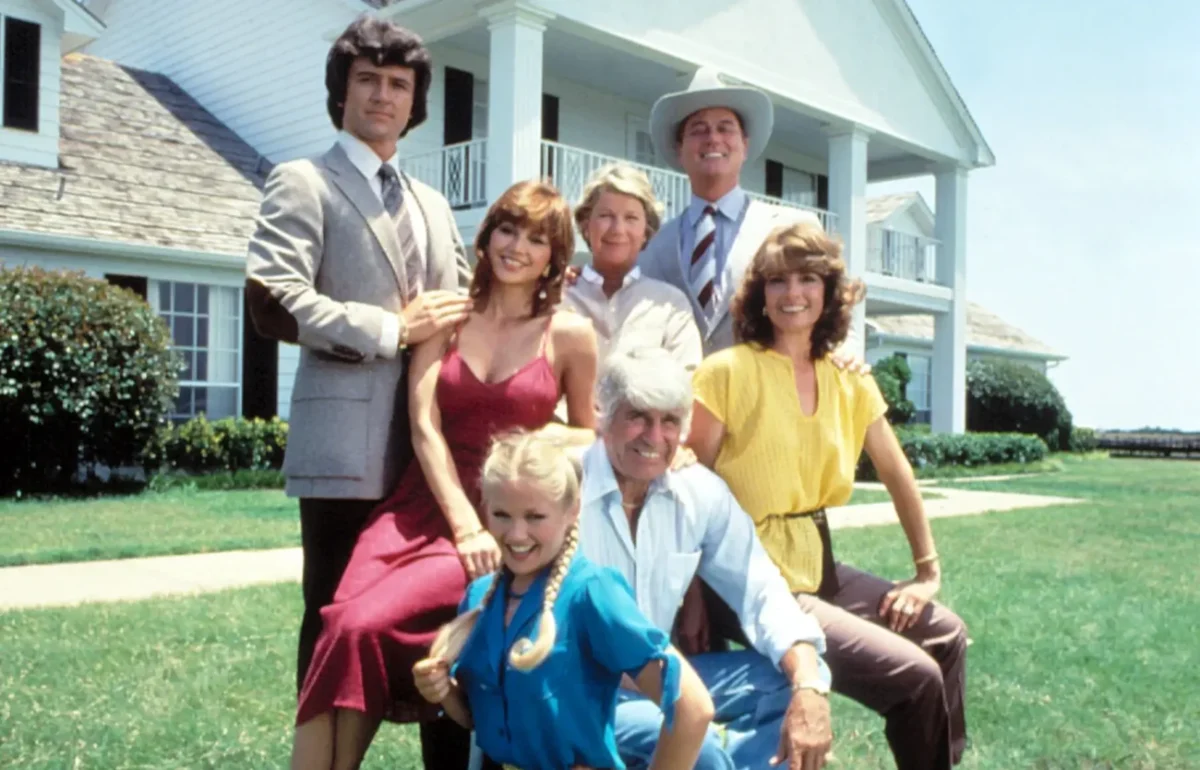 Legendární seriál Dallas a jeho hlavní postavy: zleva Bobby, Pam, Miss Ellie, J. R., Sue Ellen, Jock a Lucy.