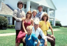 Legendární seriál Dallas a jeho hlavní postavy: zleva Bobby, Pam, Miss Ellie, J. R., Sue Ellen, Jock a Lucy.