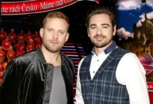 Herci Jakub Prachař a Vojta Kotek proti sobě soutěží v pořadu Máme rádi Česko.