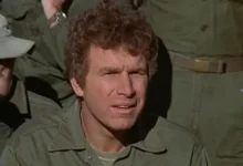 Wayne Rogers jako Trapper.