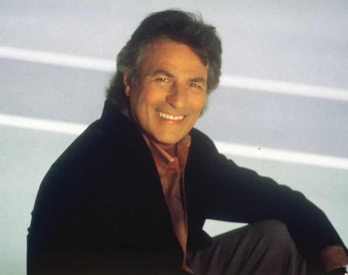 Joe E. Tata se proslavil jako majitel restaurace Peach Pit v seriálu Beverly Hills 90210.