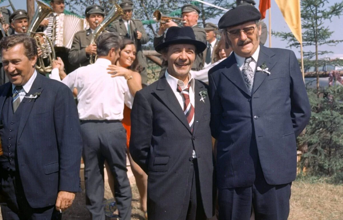 Předseda Mrázek (Josef Větrovec), Bohouš Císař (Josef Kemr) a Evžen Huml (Jiří Sovák) v seriálu Chalupáři.