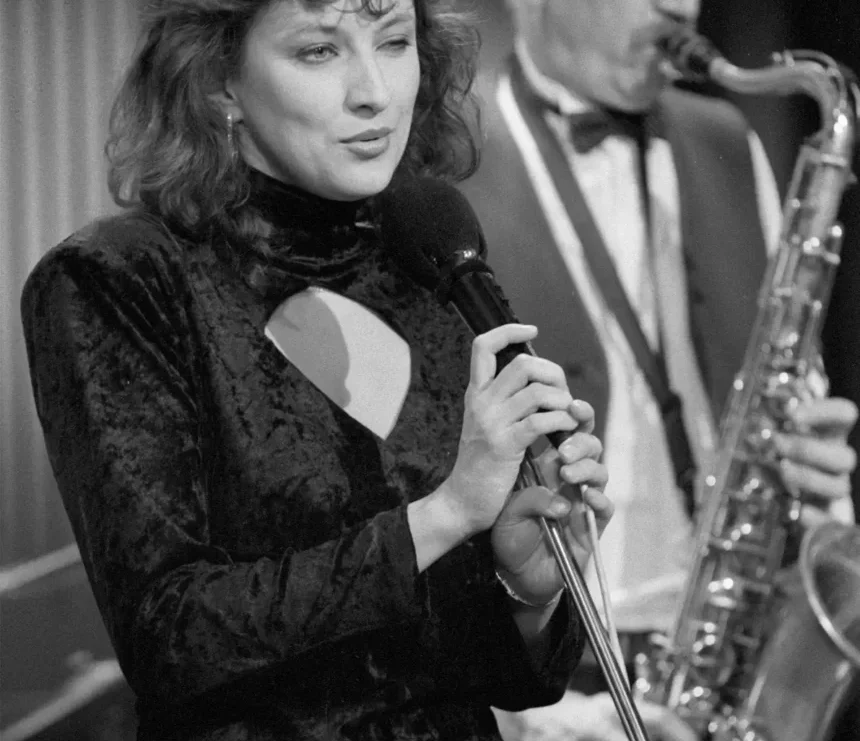 Herečka Zlata Adamovská v roli zpěvačky Evy Adamové.