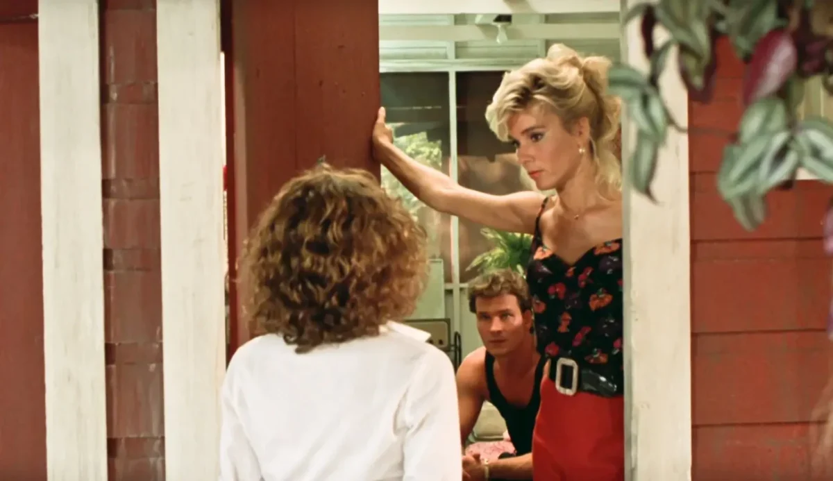 Krásná blondýnka Cynthia Rhodes si v Hříšném tanci po boku Patricka Swayzeyho zahrála tanečnici Penny Johnson.