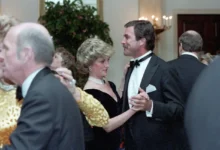 Herec Tom Selleck při tanci s princeznou Dianou v roce 1985.