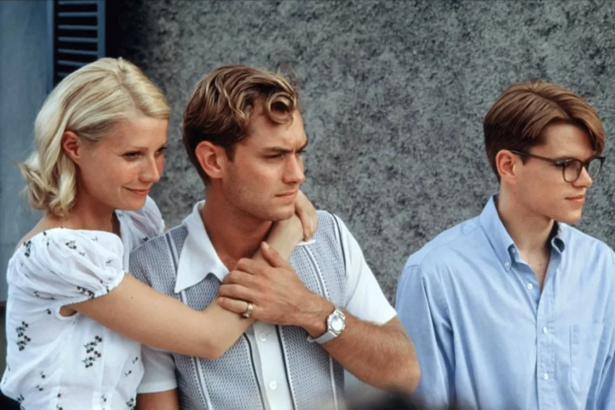 Gwyneth Paltrow (Marge Sherwood), Jude Law (Dickie Greenleaf) a Matt Damon (Tom Ripley) ve filmu Talentovaný pan Ripley.