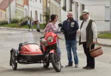 Katka (Tereza Kostková) a Bedřich Pavlíček (Václav Postránecký) v seriálu Vinaři.