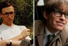 Hollywoodský herec Eddie Redmayne ve filmu Teorie Všeho a Kalkulátor Jakub Kvášovský