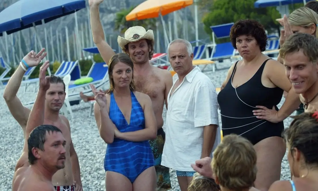 Martin Sitta (Jarda), Ondrej Kovaľ, (Max), Anna Polívková (Jolana), Adrian Jastraban (Oskar) a Bohouš Klepl (Jolanin otec) ve snímku Účastníci zájezdu.