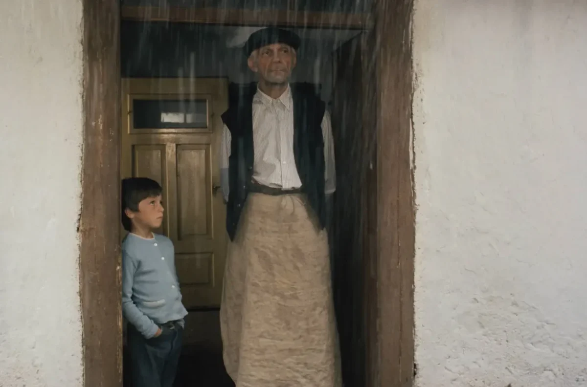 Martin Hradilek (Péťa) a Josef Kemr (děda Komárek) v legendárním filmu Na samotě u lesa.