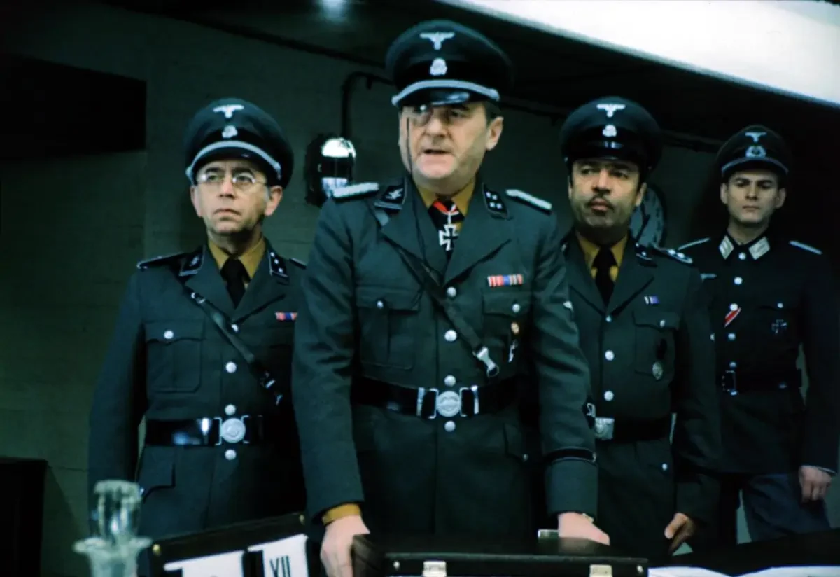 Zítra ráno vstanu a opařím se čajem