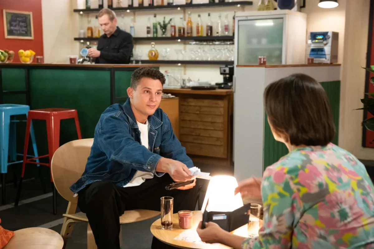 Sebastian Navrátil a Kristýna Hrušínská jako Vanda Voláková, Ulice