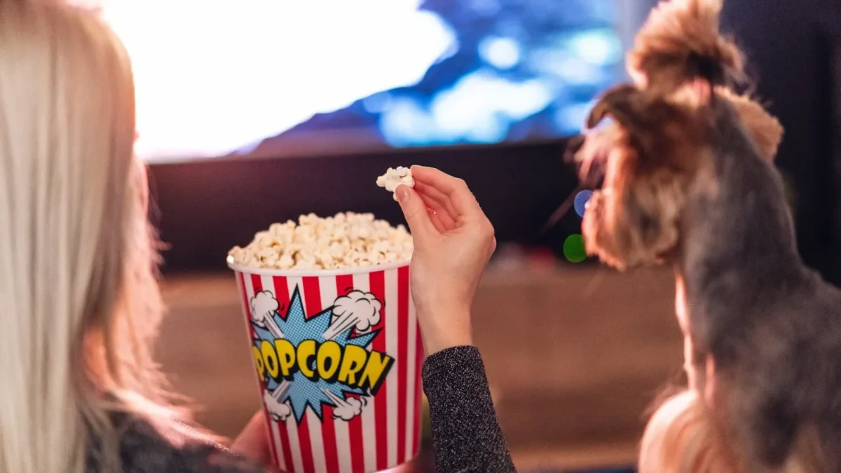 Žena s popcornem a psem