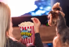 Žena s popcornem a psem