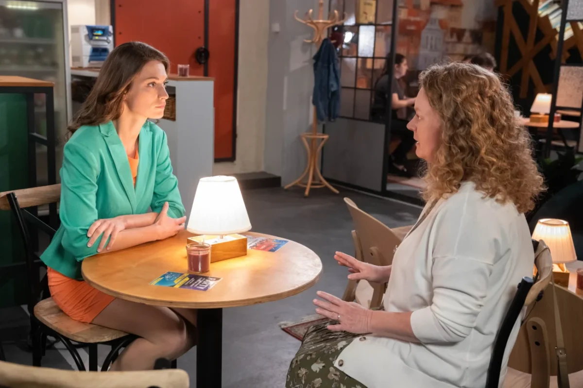 Veronika Čermák Macková jako Magda a Kateřina Holánová jako Irena, Ulice