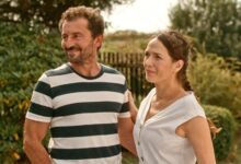 Záběr z filmu Ženy v běhu - na snímku je herec Ondřej Vetchý a Tereza Kostková.
