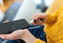 Žena nabíjí telefon