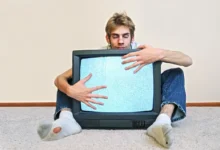 Můž s televizí