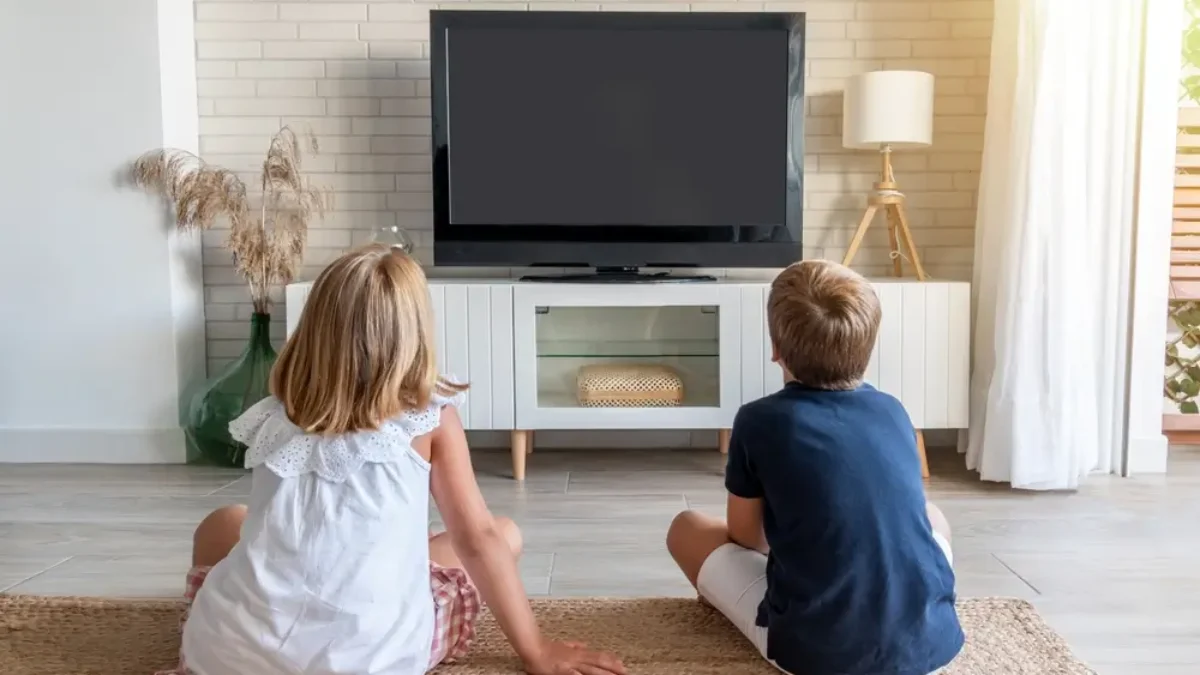 Děti koukající na televizi
