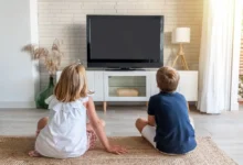 Děti koukající na televizi