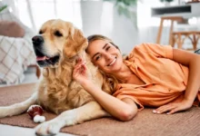 Žena se zlatým retrívrem
