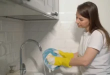 Žena myje nádobí