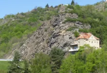 Krammerova vila stojí přímo na skále.