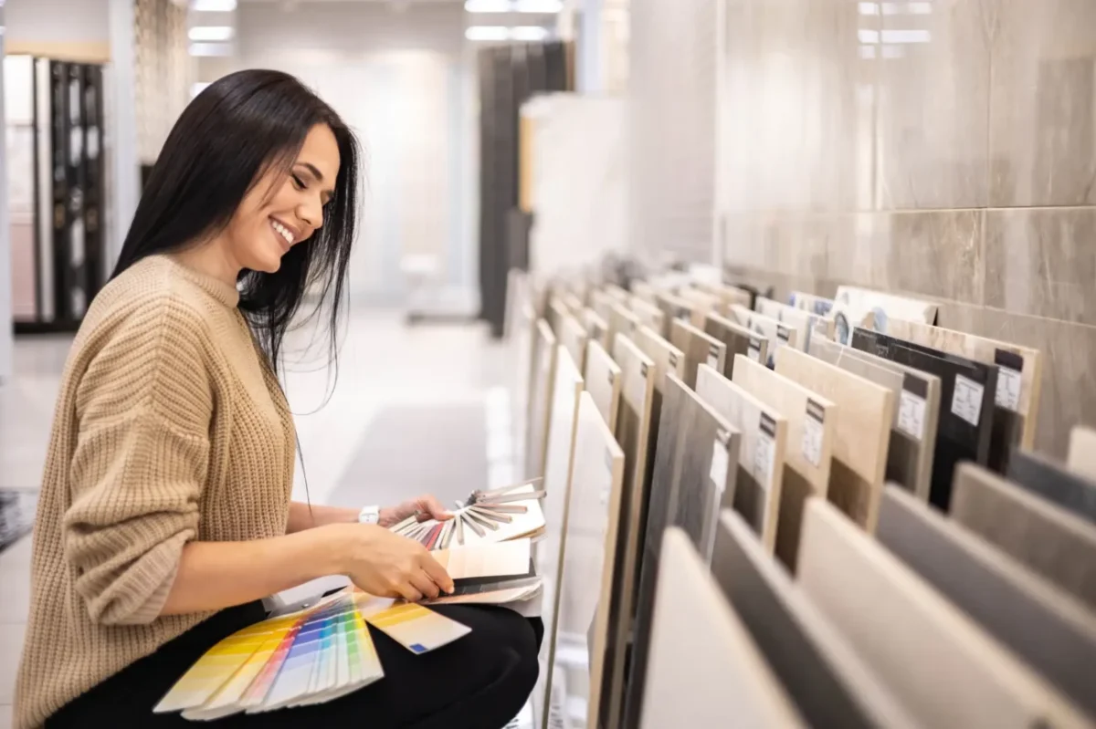 žena vybírá dlažbu