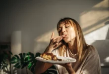 žena jí jídlo