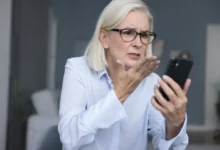 Naštvaná žena u telefonu