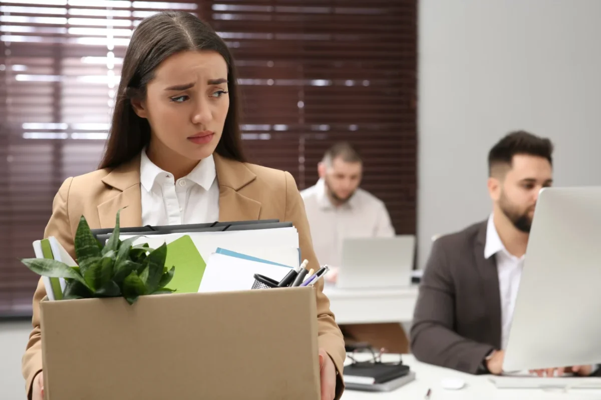 žena dostala výpověď a odchází