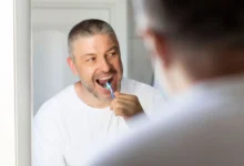 Muž si čistí zuby