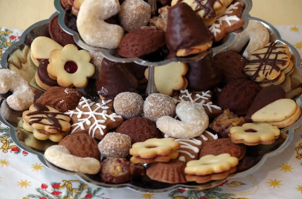 Vánoční cukroví na talíři
