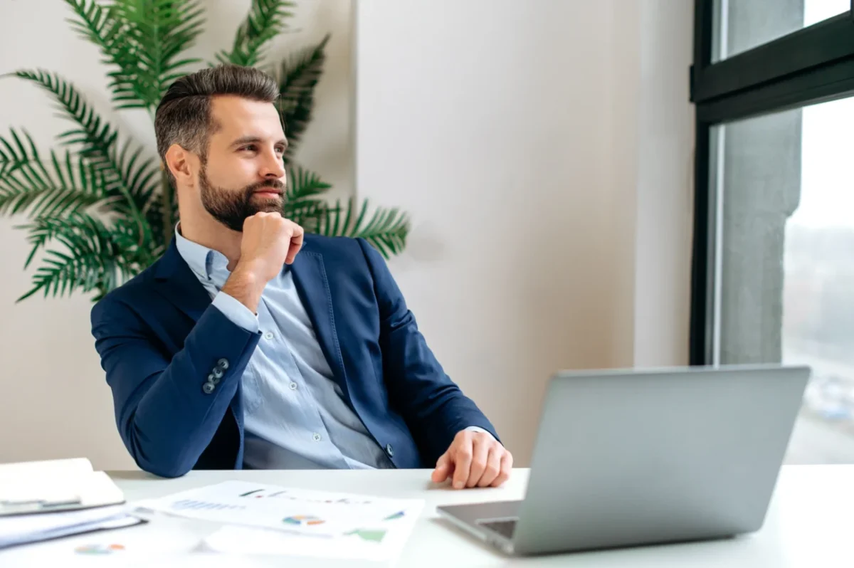 úspěšný muž v kanceláři