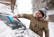 Čištění čelního skla automobilu v zimě