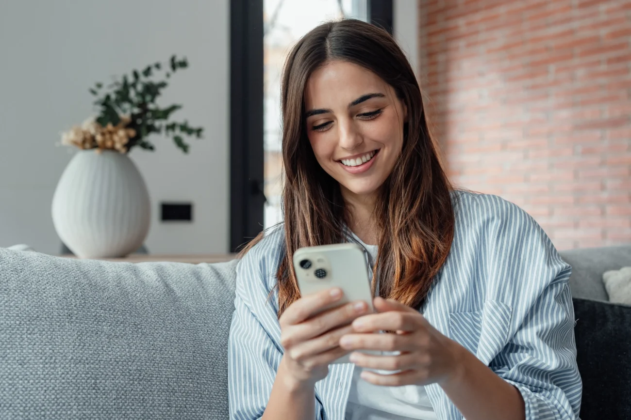 shutterstock_2473271405 | TVGURU.cz hnědovlasá žena na telefonu