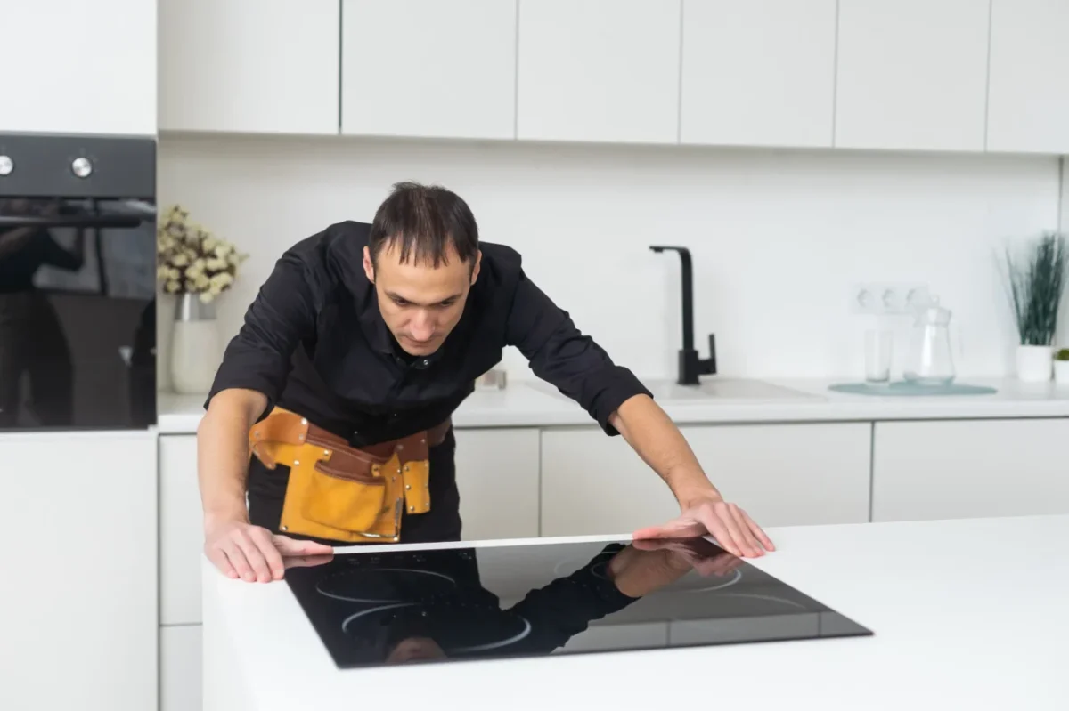 muž umývá sporák