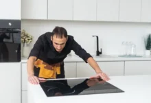 muž umývá sporák